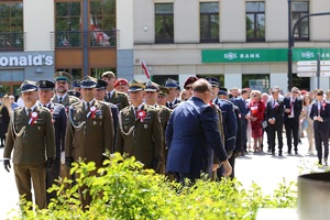 Przedstawiciele służb mundurowych podczas uroczystości 233. rocznicy uchwalenia Konstytucji 3 Maja na Placu Litewskim w Lublinie