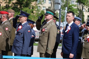 Przedstawiciele służb mundurowych podczas uroczystości 233. rocznicy uchwalenia Konstytucji 3 Maja na Placu Litewskim w Lublinie