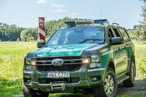 Pojazd Straży Granicznej podczas patrolu przy znaku granicznym