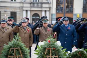 Składanie kwiatów przez służby mundurowe