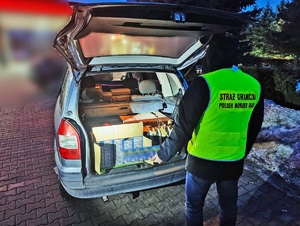 Funkcjonariusz SG z zabezpieczonym towarem