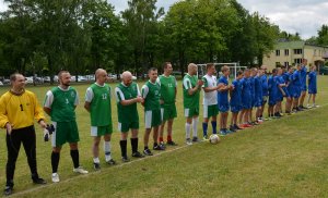 Mecz piłki nożnej: uczniowie kontra funkcjonariusze