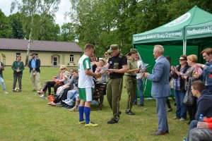 Mecz piłki nożnej: uczniowie kontra funkcjonariusze