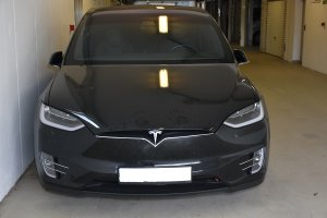 Odzyskany samochód marki Tesla model X
