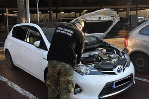Toyota oraz naczepa samochodowa odzyskane na granicy