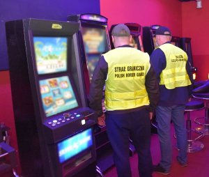 Nielegalne automaty do gier zatrzymane przez SG i KAS