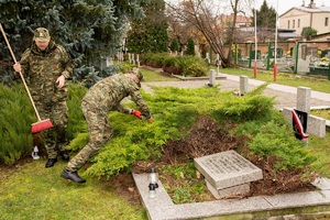 Funkcjonariusze NOSG porządkują groby poległych żołnierzy