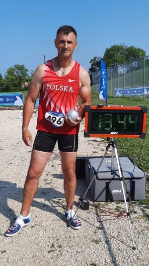 Zwycięski zawodnik przy pomiarze swojego wyniku w zawodach sportowych