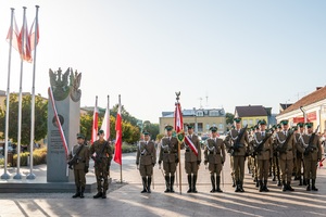 Prezydent RP i Minister SWiA, funkcjonariusze SG oraz żołnierze podczas uroczystości odsłonięcia pomnika we Włodawie