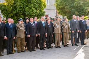 Prezydent RP i Minister SWiA, funkcjonariusze SG oraz żołnierze podczas uroczystości odsłonięcia pomnika we Włodawie