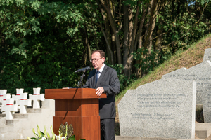 Pan Mariusz Kamiński - Minister SWiA przemawia do zebranych gości podczas uroczystych obchodów 84. rocznicy bitwy pod Wytycznem