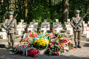 Warta Honorowa funkcjonariuszy NOSG przy grobach żołnierzy poległych w bitwie pod Wytycznem