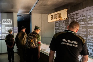Uczestnicy rajdu pieszego zwiedzają muzeum w Sobiborze