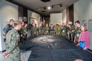 Uczestnicy rajdu pieszego zwiedzają muzeum w Sobiborze