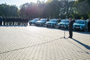 Uroczystość przekazania funkcjonariuszom Straży Granicznej nowych pojazdów służbowych w Nadbużańskim Oddziale SG.