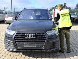 Funkcjonariusz SG prowadzi kontrolę legalności pochodzenia pojazdu