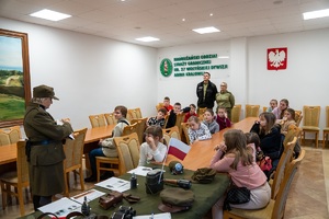 Dzieci uczestniczą w zajęciach zorganizowanych w komendzie oddziału NOSG