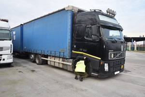 Kontrola legalności pochodzenia zestawu ciężarowego prowadzona przez funkcjonariusza SG
