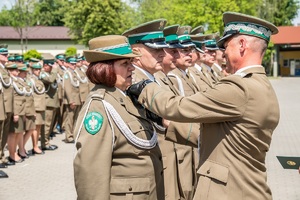 Wręczenie odznaczeń podczas uroczystości Święta Straży Granicznej na terenie komendy oddziału NOSG