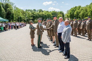 Wręczenie odznaczeń podczas uroczystości Święta Straży Granicznej na terenie komendy oddziału NOSG