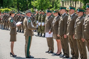 Wręczenie rozkazów o mianowaniu na wyższy stopień służbowy podczas uroczystości Święta Straży Granicznej na terenie komendy oddziału NOSG