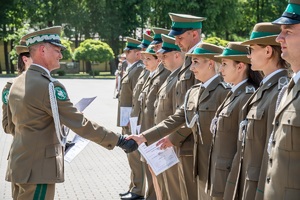 Wręczenie rozkazów o mianowaniu na wyższy stopień służbowy podczas uroczystości Święta Straży Granicznej na terenie komendy oddziału NOSG