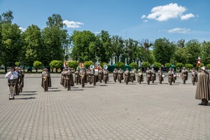 Pokaz Orkiestry Reprezentacyjnej SG podczas uroczystości Święta Straży Granicznej na terenie komendy oddziału NOSG