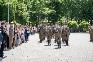 Uroczysta defilada podczas uroczystości Święta Straży Granicznej na terenie komendy oddziału NOSG
