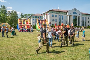 Piknik rodzinny podczas uroczystości Święta Straży Granicznej na terenie komendy oddziału NOSG