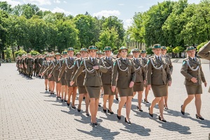 Uroczysta defilada podczas uroczystości Święta Straży Granicznej na terenie komendy oddziału NOSG