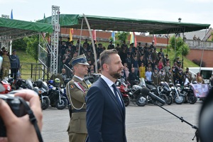 Minister Obrony Narodowej oraz zaproszeni goście podczas uroczystości Dnia Weterana w Lublinie
