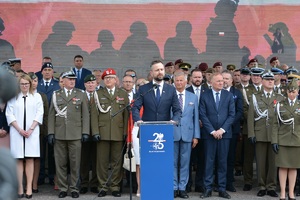 Minister Obrony Narodowej oraz zaproszeni goście podczas uroczystości Dnia Weterana w Lublinie