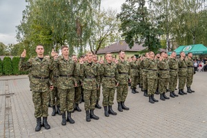 Uroczystość ślubowania nowych funkcjonariuszy SG na terenie komendy Nadbużańskiego Oddziału Straży Granicznej w Chełmie