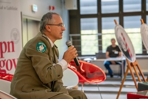 Wystąpienie jednego z prelegentów podczas konferencji naukowej