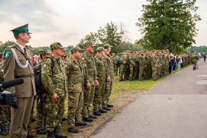 Uczestnicy uroczystości odsłonięcia pamiątkowej tablicy