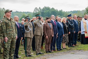 Uczestnicy uroczystości odsłonięcia pamiątkowej tablicy