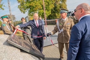 Moment odsłonięcia pamiątkowej tablicy