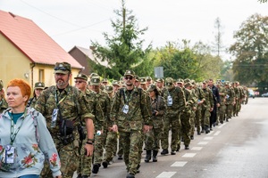 Uczestnicy marszu szlakiem KOP