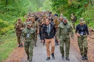 Uczestnicy marszu szlakiem KOP