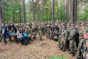 Uczestnicy marszu szlakiem KOP