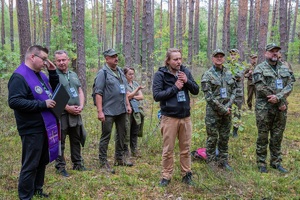 Uczestnicy marszu szlakiem KOP