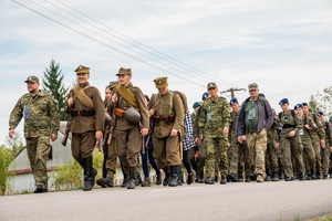 Uczestnicy marszu szlakiem KOP