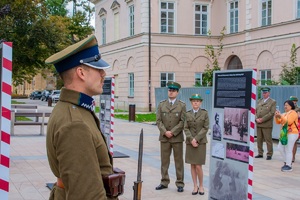 Zwiedzający plenerową wystawę poświęconą Korpusowi Ochrony Pogranicza w 100. Rocznicę utworzenia tej formacji