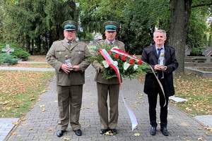 Uroczyste złożenie wieńców na mogile poległych żołnierzy KOP we Włodawie