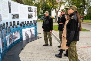 Zwiedzający wystawę pod tytułem „Jedyna taka Dywizja – 27. Wołyńska Dywizja Piechoty Armii Krajowej