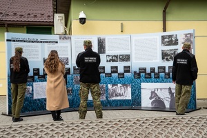 Zwiedzający wystawę pod tytułem „Jedyna taka Dywizja – 27. Wołyńska Dywizja Piechoty Armii Krajowej