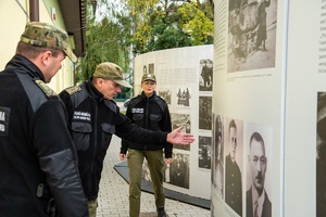 Zwiedzający wystawę pod tytułem „Jedyna taka Dywizja – 27. Wołyńska Dywizja Piechoty Armii Krajowej