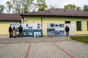 Zwiedzający wystawę pod tytułem „Jedyna taka Dywizja – 27. Wołyńska Dywizja Piechoty Armii Krajowej