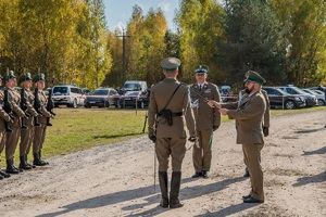 Uczestnicy uroczystych obchodów 85. rocznicy bitwy pod Wytycznem