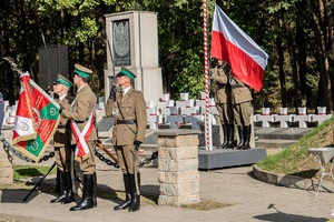 Uczestnicy uroczystych obchodów 85. rocznicy bitwy pod Wytycznem